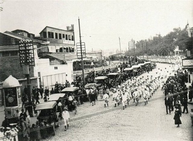 İşgal Sırasında İngiliz Donanma Mensupları Gövde Gösterisinde Taksim / 1920'ler