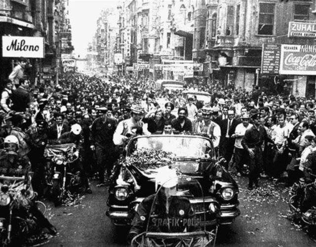 1968...Beyoğlu İstiklal Caddesi. - Ünlü Türk Denizcisi Sadun Boro'nun dünya seyahati dönüşünde karşılanması
