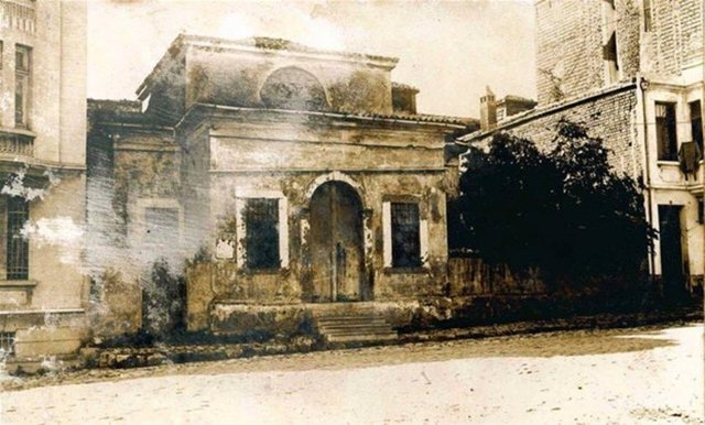 ''Esad Efendi Kütüphanesi'' Sultanahmet'te Yerebatan Caddesi'nde 19.YY başında kuruldu. Yapı,şimdi giyim mağazasıdır 