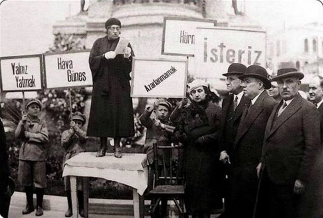 Nakiye Elgün öğretmen Taksim Meydanı'nda Çocuk Hakları Bildirgesi okuyor (1930).