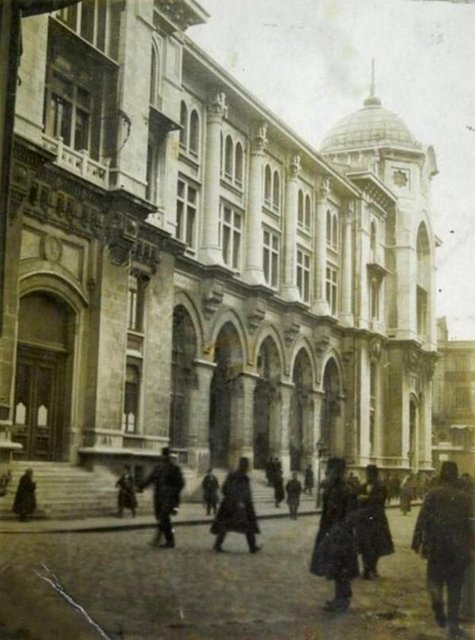 İstanbul'da ilk radyo yayını 6 Mayıs 1927'de Sirkeci Büyük Postane'den yapılmıştır...