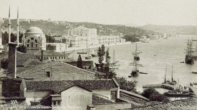 <p>Dolmabahçe (1900'lü yıllar. Sebah&Joaillier)</p>