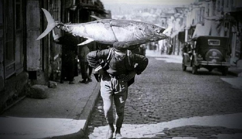 <p>Boğaz'da yakalanan bir orkinos ve onu taşıyan balıkçı (1929)</p>