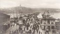 <p>Ahşap Galata Köprüsü'ne Eminönü'nden bakış (1900'lü yılların başı)</p>