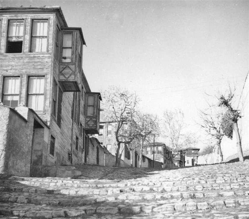 <p>Müvezzi Caddesi (1930'lu yıllar. Çırağan) Beşiktaş Lisesi'nin karşısı</p>