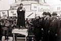 <p>Nakiye Elgün öğretmen Taksim Meydanı’nda Çocuk Hakları Bildirgesi okuyor (1930).</p>