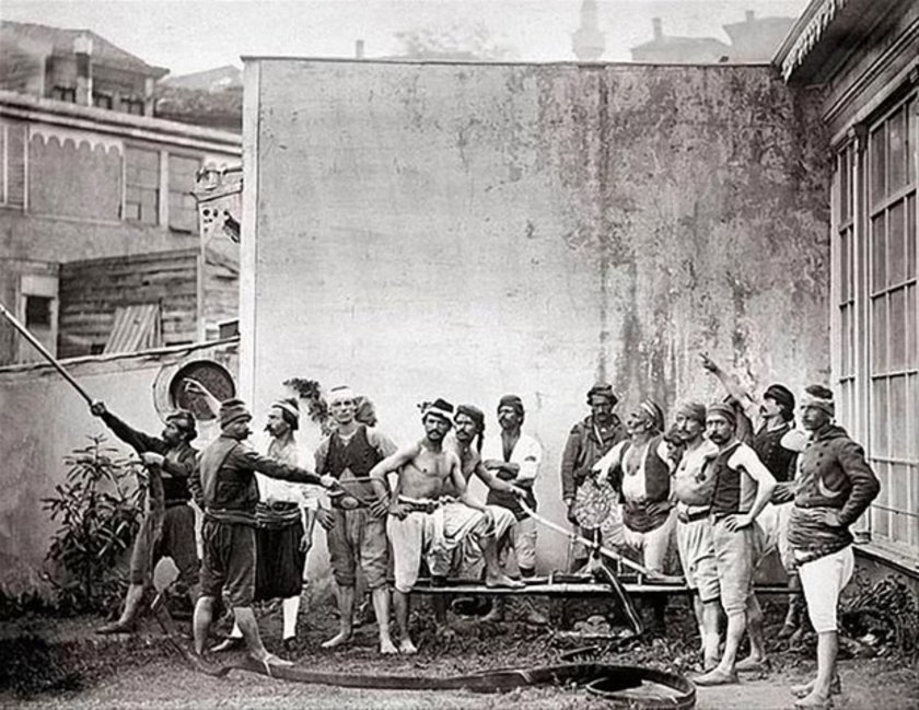 <p>Gönüllü itfaiyeciler, İstanbul, 1870'ler.</p>