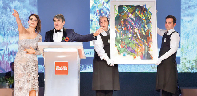 Sunuculuğunu her yıl olduğu gibi bu yıl da Rana Erkan Tabanca'nın gönüllü olarak yaptığı gecede, müzenin eğitim projelerine kaynak sağlamak amacıyla Raffi Portakal ile kızı Maya Portakal Bitargil yönetiminde destek yarışı gerçekleştirildi.