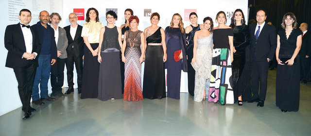Gala Modern'e katkı sağlayan İstanbul Modern Kültür Elçileri, geleneği bozmayarak toplu fotoğraf çektirdi. -  