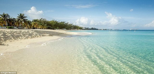 25. Seven Mile Beach, Cayman Adaları, Birleşik Krallık