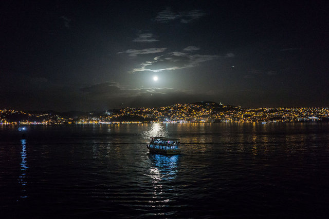 Ay'ın Dünya'ya en yakın konumuna gelmesi beklenen doğa olayı İstanbul başta olmak üzere birçok ilden izlendi.