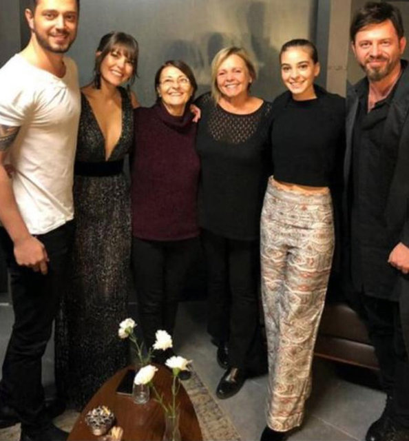 Çift gecenin sonunda bir de hatıra fotoğrafı çektirdi. -  