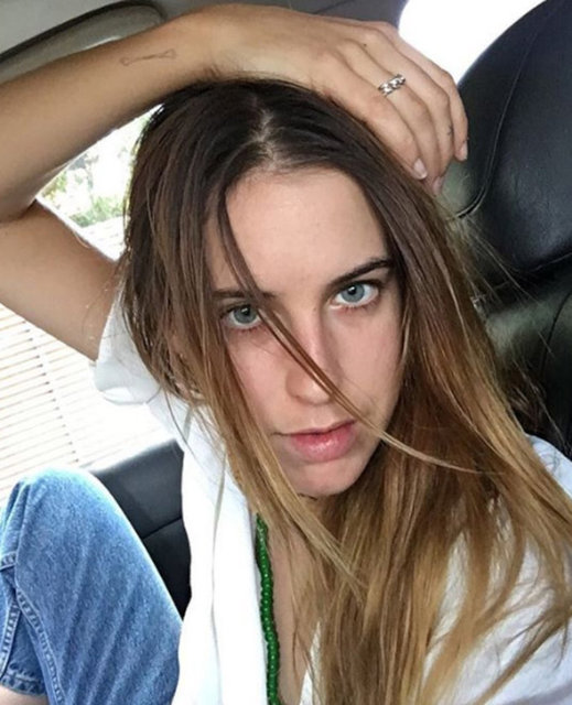 Geride bıraktığımız pazar, kızkardeşi Tallulah Willis ile havuz keyfi yapan 26 yaşındaki Scout Willis, verdiği pozlarla haber olmayı başardı. -   -  
