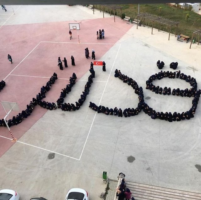 Hatay'da Hz. Ayşe Kız Anadolu İmam Hatip Lisesi Öğrencileri, arapça Kudüs yazısı oluşturup, son gelişmeleri protesto ettiler.
