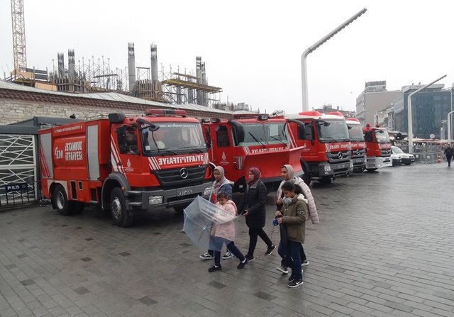 Meydanda itfaiye ekipleri de hazır bekletiliyor. (AA)
