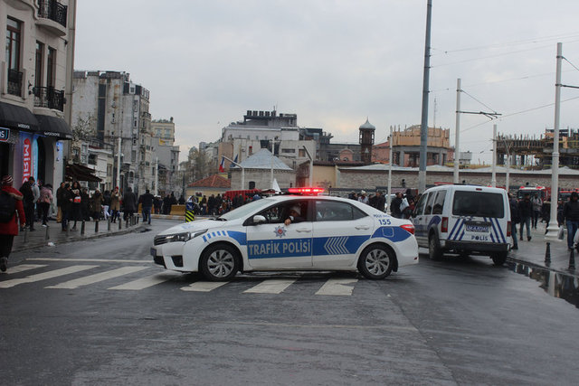 Güvenlik tedbirleri kapsamında Taksim Meydanı ve İstiklal Caddesi'ne çıkan tüm yollar trafiğe kapatıldı. Taksim Meydanı'nın etrafı çelik bariyerlerle kapatılırken, bazı yerlerde arama noktaları oluşturuldu. Vatandaşlar ile turistler üzerileri aranarak Taksim Meydanı'na alınıyor.