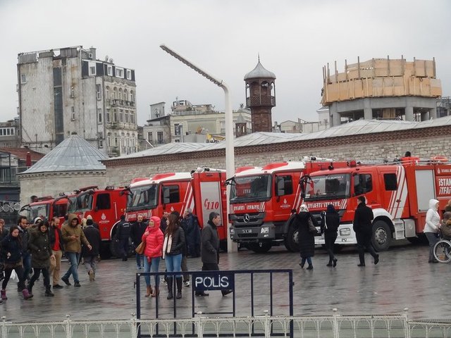 Yoğun güvenlik önlemlerinin alındığı meydana öğleden sonra kamyonlarla çelik bariyerler getirildi. Bunlar meydana açılan sokaklarla çevresine konuldu. Bazı yerlerde arama noktaları oluşturuldu. Saat 15.00'ten itibaren ise vatandaşların meydana girmesi bu arama noktalarından geçirilerek sağlandı.