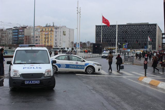 Meydanda ve İstiklal Caddesi'nde özel hareket polisleri de olası bir olumsuzluğa karşı konuşlandırıldı. Kimi polis ekipleri ise kimlik kontrolü yaparken şüpheli görülen kişilerin GBT'sine bakılıyor.