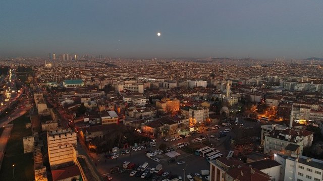 Yeni yılın ilk günlerinde Dolunay'ın her zamankinden yüzde 30 daha parlak ve dünyaya en yakın olduğu "Süper Ay" İstanbul başta olmak üzere bir çok ilde kendini gösterdi. - İstanbul