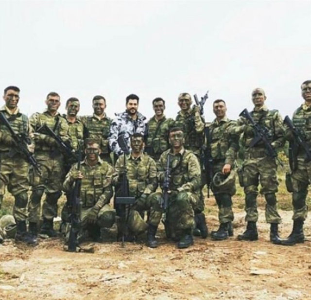 Özçivit ile Bürsin, silahla nişan almaktan helikopter kullanmaya kadar birçok teknik detay hakkında kendilerine yardımcı olan askerlerle de hatıra fotoğrafı çektirmeyi ihmal etmedi.  -  