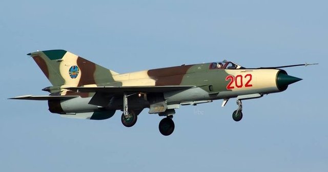 MOZAMBİK - 8 SAVAŞ UÇAĞI - 8 X MİG-21