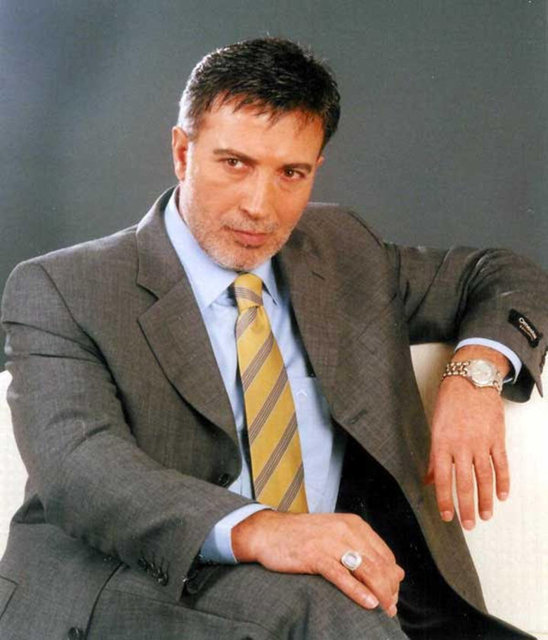 Türkan Şoray'la başrol oynadığı 'Sultan' filmiyle hafızalara kazınan ve Tatlı Nigar, Minik Serçe ve Kabadayı gibi filmleri ile gişe rekorları kıran Yeşilçam'ın usta isimlerinden Bulut Aras, yeni imajı ile dikkat çekti.