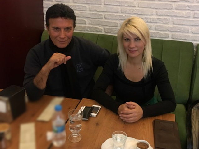 Boyalı saçları ile dikkat çeken oyuncu, İstanbul'da evinin olduğunu ama daha çok oksijen cenneti olarak bilinen Akçay'daki yazlığında kaldığını söyledi. -  