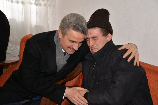 Bolu Valisi Aydın Baruş, Mudurnu ilçesine bağlı Ordular köyünde dün meydana gelen yangında evi kullanılamaz hale gelen Ali Meşe'nin yanan evini ve aileye tahsis edilmek üzere yapılan yeni evlerini inceledi. Baruş, ziyaret esnasında duygulanan Ali Meşe'nin engelli oğlu Mustafa Meşe'yi teselli etti.