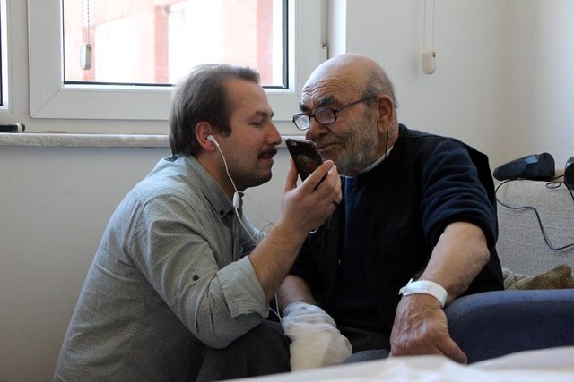 'AMERİKA'DA KOMEDYEN SAYFASINDA PAYLAŞMIŞ'Ali Meşe, haberi görüp, kendisini yurt içinden ve dışından arayanlarla telefonda görüşüyor. Yaşlı adam, oğlu Ahmet Meşe tarafından kendisiyle konuşmak isteyenlerle görüştürülüp, tebrikleri kabul ediyor. 