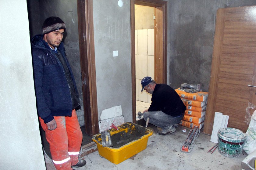 <p>Bolu Valisi Aydın Baruş, Ali Meşe'nin Mudurnu ilçesinde yapımı devam eden eve giderek çalışmaları inceledi.</p>