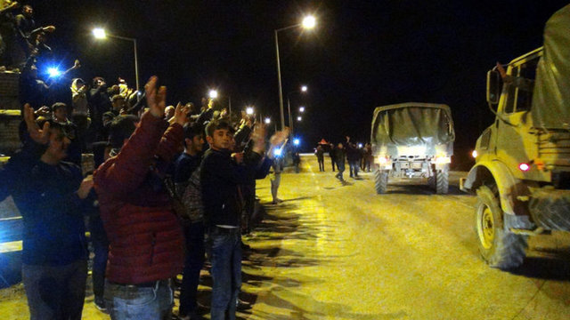 Hatay'ın Hassa İlçesi Ardıçlı Mahallesi'nden geçen tanklar üzerindeki askerleri vatandaşlar Türk bayrakları ve alkışlarla afrin sınırına uğurladı.