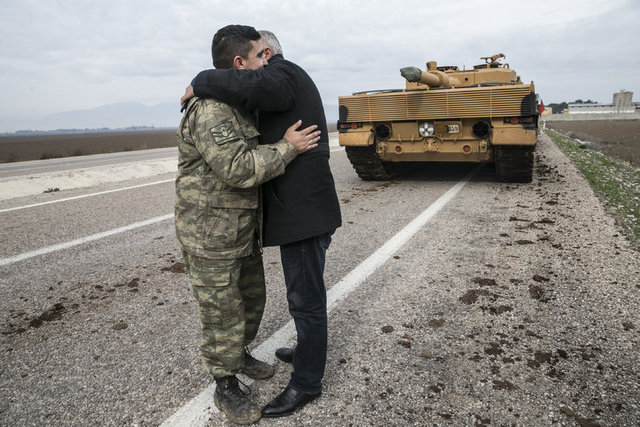 Zeytin Dalı Harekatı kapsamında askeri birliklere takviye olarak gönderilen obüs ve tanklar Hatay'daki sınır birliklerine konuşlandırıldı. Vatandaşlar, görevli personele sevgi gösterisinde bulundu ve fotoğraf çektirdi.