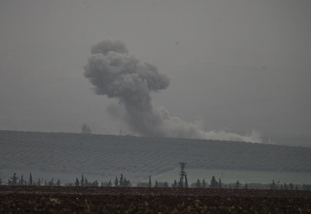 Reyhanlı, Kırıkhan ve Hassa'nın karşısındaki Afrin batı kırsalında yer alan teröristlere ait birçok mevzi, TSK'ye ait obüs ve havan toplarıyla vuruluyor. Sınır hattında birçok noktadan dumanların yükseldiği görüldü.