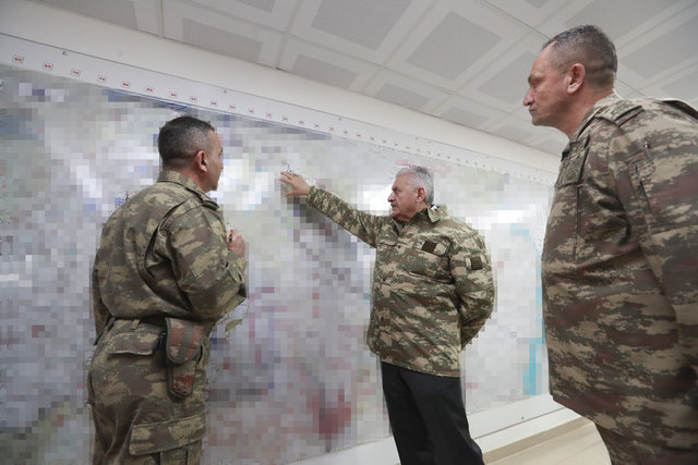Başbakan Yıldırım, Harekat Merkezi'nde 2. Ordu Komutanı Korgeneral İsmail Metin Temel ve diğer askeri yetkililerden Zeytin Dalı Harekatı hakkında bilgi aldı. 