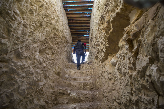AA'nın görüntülediği tünel ve sığınakların elektrik tesisatı döşenerek aydınlatıldığı ve çeşitli yaşam malzemeleriyle 24 saat kullanılabilecek şekilde tasarlandığı dikkati çekti.