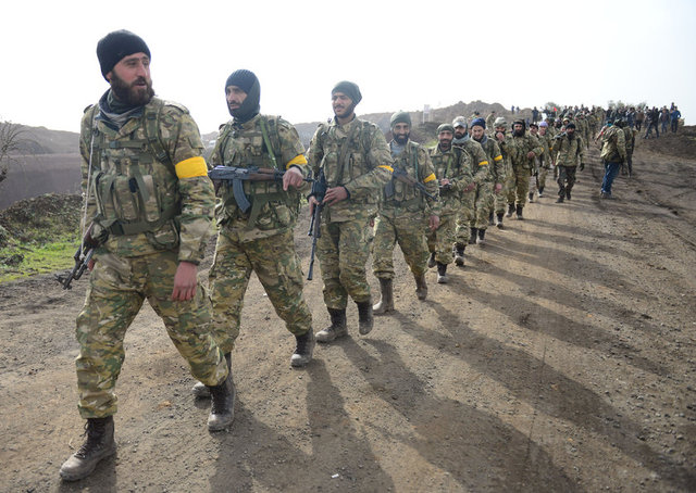 Afrin'e giren ÖSO mensuplarının dışarıdan olacak sızmalara karşı kollarına sarı bant taktığı görüldü.