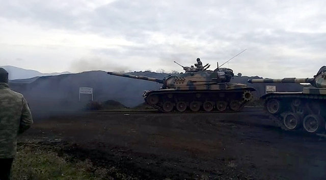 Hatay'ın Hassa İlçesi sınırından Afrin operasyonuna destek olan tank ve zırhlı araçlar, bölgede mevzilendi.