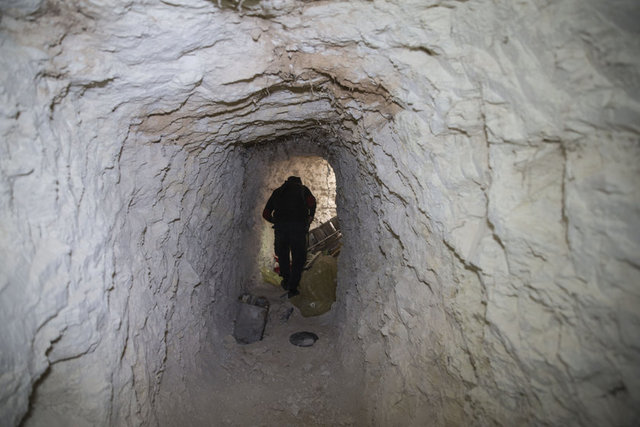 Sığınakta, teröristlere ait Türkçe ve Kürtçe yazılmış günlükler, çok sayıda siyasi doküman ve terörist elebaşı Abdullah Öcalan'a ait resimler bulundu.