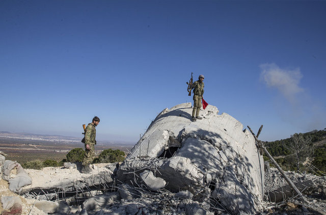 Türk Silahlı Kuvvetleri (TSK) ve Özgür Suriye Ordusu (ÖSO) unsurlarının Afrin'de PYD/PKK'dan temizlediği bir köyde, yerin 4 metre altında tünel ağı ve sığınaklar ortaya çıkarıldı.