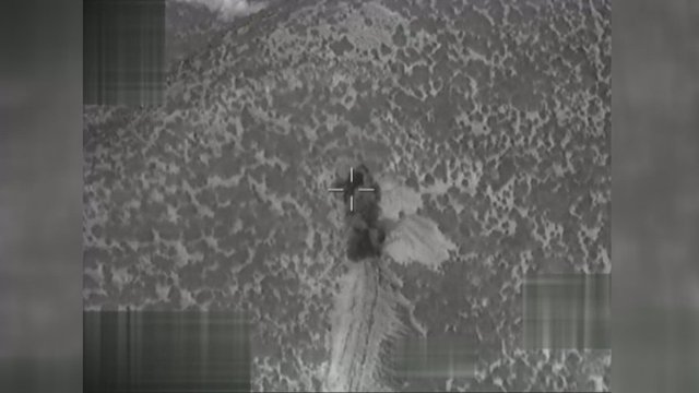 Türk Silahlı Kuvvetlerince, Suriye'nin kuzeybatısındaki Afrin bölgesinde terör örgütleri PYD/PKK ve DEAŞ'a yönelik başlatılan Zeytin Dalı Harekatı kapsamında, PKK/KCK/PYD-YPG terör örgütü tarafından Afrin'de mühimmat deposu olarak kullanılan tünelin tam isabetle vuruş görüntüsü, TSK tarafından basınla paylaşıldı.