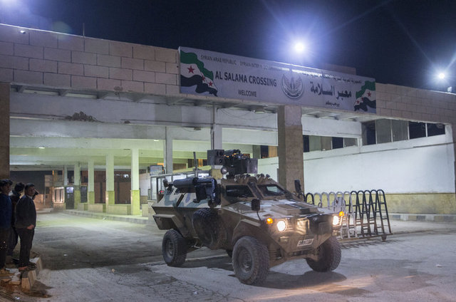 Kilis'in Öncüpınar Sınır Kapısı'ndan Suriye'nin Azez bölgesine askeri araç sevkiyatı yapıldı. Kent merkezinden eskort eşliğinde Öncüpınar Sınır Kapısı'na yönlendirilen askeri araçlar, Halep'in Azez ilçesine doğru geçiş yaptı.