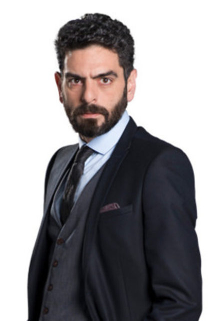 MEHMET ALİ NUROĞLU (Vedat Sayar karakteri) -   - Mehmet Ali Nuroğlu, 7 Eylül 1979 tarihinde İstanbul'da dünyaya geldi. Orta Doğu Teknik Üniversitesi (ODTÜ)'nde üç yıl eğitim gördü ancak burayı bırakarak Hacettepe Üniversitesi Tiyatro Bölümü'ne girdi. -   - Okuldan henüz mezun olmadan Devlet Tiyatrosu'nun sahnelerdiği oyunlarda rol almaya başlayan Nuroğlu, Çemberimde Gül Oya dizisinde oynamak amacıyla İstanbul'a geldi. 12 Eylül öncesi döneminin farklı bir bakış açısıyla anlatıldığı dizide, devrimci Mehmet karakterini canlandırdı. -   - Mehmet Ali Nuroğlu, son olarak Rüya adlı sinema filminde ve Çanakkale Yüzyıllık Mühür adlı televizyon dizisinde rol aldı.