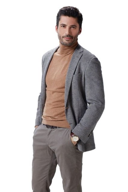 MURAT (PAMİR PEKİN) - Çifthanlı ailesinin, şirketinin varisidir. Güçlü, zeki ve başarılı bir iş adamıdır. Yakışıklı ve kendine güvenen biridir. İyi eğitimlidir, köklü bir aileden gelir. Biricik eşi Yasemin'e, tanıdığı ilk günden beri aşıktır. Ailesine bağlıdır ve onlarla vakit geçirmeyi sever. Ailesi için her şeyi yapar. Çabuk sinirlenir. Sinirlendiği zaman hiçbir şeyi gözü görmez.   - Pamir Tekin Kimdir? - 1979 İstanbul ' da dünyaya gelen Pamir Pekin, Marmara Üniversitesi  İktisadi ve İdari bilimler fakültesi Ekonometri  Bölümünden Mezundur. Kariyerine üniversite yıllarında Foto modellikle başlayan Pamir, birden fazla reklam filminde yer alarak, İlk dizi deneyimi olan  2007 senesinde ''Komiser Nevzat'' dizisinde Komiser Ali karakteri ile kamera karşısına geçmiştir. Daha sonra ki yıllarda pek çok dizi ve sinema projesinde yer almıştır. - Pamir Pekin'in Oynadığı Diziler - Yuvamdaki Düşman / Murat / 2018 - Tutsak / Kenan / 2017 - Hayat Şarkısı / Hazer / 2016 - İlişki Durumu: Karışık / Murat / 2015 - Gönül İşleri / Komise Kemal / 2015 - Muhteşem Yüzyıl / Elkaz Mirza / 2015 - Güzel Çirkin / Serdar / 2013 - Keskin Bıçak / Kemal / 2013 - Lale Devri / Cansel / 2010 - Havalimanı: İyi Uçuşlar / Fatih Karahan /  2008 - Parmaklıklar Ardında / Mert / 2009 - Vurgun / 2008 - Komiser Nevzat / Komiser Ali / 2007 - Pamir Pekin'in Oynadığı Filmler - Günce / Doktor Serdar / 2013