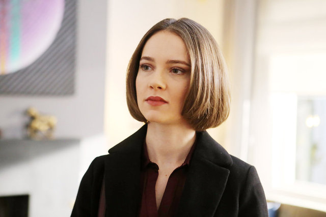 CEREN (ECE ÇEŞMİOĞLU)  - Yirmi yedi yaşında, oldukça güzel bir kadındır. Her zaman dış görünümüne, kıyafetlerine dikkat eder. Fakir bir ailede doğup büyümüş, hırslarıyla o aileden kurtulmuş, geçmişini silmek için ismini bile değiştirmiştir. Ruh sağlığı küçük yaşlarda bozulmuş ve ilerlemiştir. Çok zekidir. Bencil ve hırslıdır, istediğini elde etmek için göze alamayacağı şey yoktur! En büyük hayali kaybettiklerini geri almaktır.  - Ece Çeşmioğlu Kimdir? - 1990 yılında İstanbul'da doğan Ece Çeşmioğlu, Mimar Sinan Üniversitesi Güzel Sanatlar Fakültesi Tiyatro bölümünde okudu. 2002 yılında "Çocuklar Duymasın" dizisiyle oyunculuk hayatına adım attı, fakat asıl olarak 2006 yılında "İki Aile" dizisindeki Ceren rolüyle tanındı. Daha sonrasında, "Firar", "Öyle Bir Geçer Zaman ki", "Yazın Öyküsü", "Kalbim Yangın Yeri" ve "Muhteşem Yüzyıl Kösem" dizilerindeki performansıyla dikkatleri üzerine çekti. 2017 yılında "Yüz Yüze" dizisinde Zeynep karakterini canlandıran Çeşmioğlu, son olarak "Yuvamdaki Düşman" dizisinde Ceren karakterine hayat veriyor.  - Ece Çeşmioğlu'nun Oynadığı Diziler - Yuvamdaki Düşman / Ceren / 2018 - Yüz Yüze / Zeynep / 2017 - Muhteşem Yüzyıl: Kösem / Atike Sultan / 2016  - Kalbim Yangın Yeri / Sevda Günsoy / 2016 - Yaz'ın Öyküsü / Yaz / 2015 - Öyle Bir Geçer Zaman ki / Ayça / 2012 - 2013 - Firar / Bahar / 2011 - 2012  - Eyvah Halam / Asya / 2008 - İki Aile / Ceren Karaman / 2006 - 2008 - Gümüş / Hilal / 2005  - Nehir / 2005  - Çocuğun Var Derdin Var / 2004 - Çocuklar Duymasın / 2002 - Ece Çeşmioğlunun Oynadığı Filmler  - Başlangıç / 2011 - Ev / 2009 - Kuş / 2015