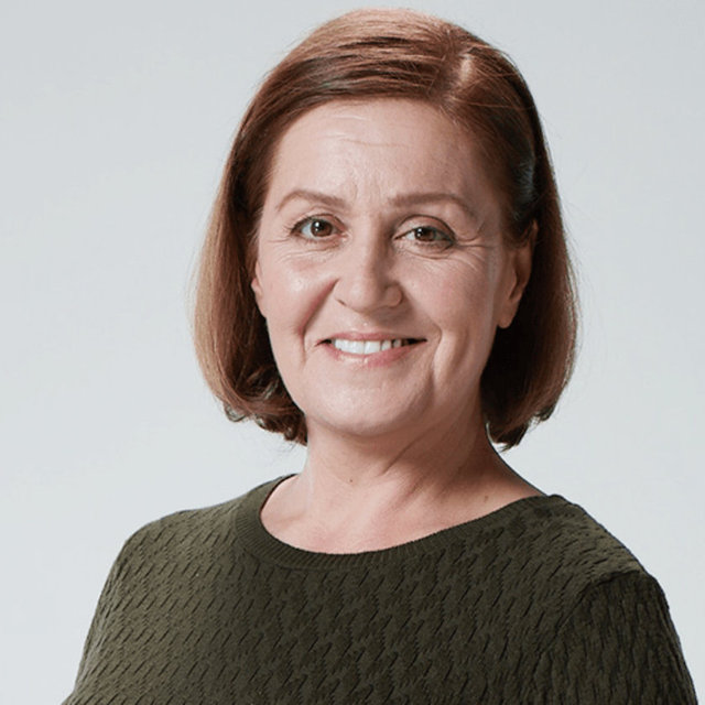 SAFİYE KARA (SULTAN KÖROĞLU KILIÇ) - Kırk beş yaşlarında, Çifthanlı köşkünün mutfağında çalışanıdır. Hikmet'in eşi, Metin'in annesidir. Eşine ve oğluna çok düşkündür. Oğlunun okuyup iyi yerlere gelmesini istemektedir. - Sultan Köroğlu Kılıç Kimdir? - 3 Eylül 1972 yılında İskenderun'da doğdu. İskenderun Endüstri Meslek Lisesi Makine Resim Bölümü'nü bitirdi. Lisede başlayan tiyatro çalışmaları aralıksız sürdü. Ardından 1995 yılında Mersin üniversitesi Güzel Sanatlar Fakültesi Tiyatro Bölümü'nde eğitimine devam ederken, Mersin Devlet Opera Balesi'ne çeşitli projelerde görev almıştır. Yanı sıra mersin şehir tiyatrolarında oyunculuğa devam etmiştir. 2004 yılında Masallarla Düşlere Yolculuk kitabının yazar kadrosunda bulunup, yayın yönetmenliği görevini de üstlendiği masal kitabı bulunmaktadır. 2007 yılında Show TV'de yayınlanan Kara Duvak dizisi ile ekranla tanıştı. Son olarak "Yuvamdaki Düşman" dizisinde Safiye karakterine hayat veriyor. - Sultan Köroğlu Kılıç'ın Oynadığı Diziler - Yuvamdaki Düşman / Safiye / 2018 - Aşk Laftan Anlamaz / Emine / 2016 - Hayat Devam Ediyor / 2011