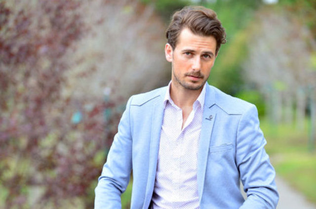 ALPER (HAKAN DİNÇKOL) - Yakışıklı, sevecen, başarılı bir iş adamıdır. Her zaman kafasının rahat olmasını ister, hayatı istediği gibi yaşar. Sıkıntıya, strese gelemez. Yasemin ile liseden, Murat ile üniversiteden beri arkadaştır. Murat'ın en yakın arkadaşıdır. En büyük zaafı, liseden beri aşık olduğu Yasemin'dir. - Hakan Dinçkol Kimdir? - Aslen Yugoslav göçmeni olan Hakan Dinçkol 20.12.1981 yılında İstanbul'da dünyaya gelmiştir. 36 yaşındaki oyuncu çocukluk ve gençlik yıllarını Ayvalık ve İstanbul'da geçirmiştir. Çanakkale Onsekiz Mart üniversitesi mezunu olan oyuncu birçok reklam filminde yer aldıktan sonra 2015 yılında Asla Vazgeçmem dizisinde Fırat karakteri ile kamera karşısına geçti. Sonrasında Savasçı dizisinde Başçavuş Turan Hüseyinoglu karakterini canlandırdı. Simdi ise Yuvamdaki Düşman dizinde Alper karakterini canlandırmaya devam etmektedir. - Hakan Dinçkol'un Oynadığı Diziler - Yuvamdaki Düşman / Alper / 2018 - Asla Vazgeçmem / 2015 - Savaşçı / 2017