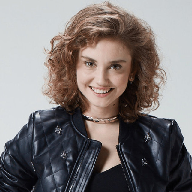 TUĞÇE (CANSU TÜREDİ) - Yasemin'in liseye giden kız kardeşidir. Yasemin anne-babasını trafik kazasında kaybettikten sonra kardeşini yanına almıştır. Tuğçe yaşadıklarından dolayı ablasına çok düşkündür, Murat'ı ise, hem bir abi hem de bir baba yerine koyar. Ergenlik dönemindedir, hareketlidir, fevridir ve her istediğini yapmak ister. Bu nedenle ablası ile sık sık ters düşer.  - Cansu Türedi Kimdir, Kaç Yaşında? - 1995 yılında Bursa'da doğdu. Muğla Sıtkı Koçman Üniversitesi Radyo ve TV Bölümü'nden mezun oldu. Şimdilerde Show TV'de yayınlanan Yuvamdaki Düşman dizisinde Tuğçe karakterini canlandırmaktadır. - Cansu Türedi'nin Oynadığı Diziler - Yuvamdaki Düşman / Tuğçe / 2018 - Cesur ve Güzel / 2016