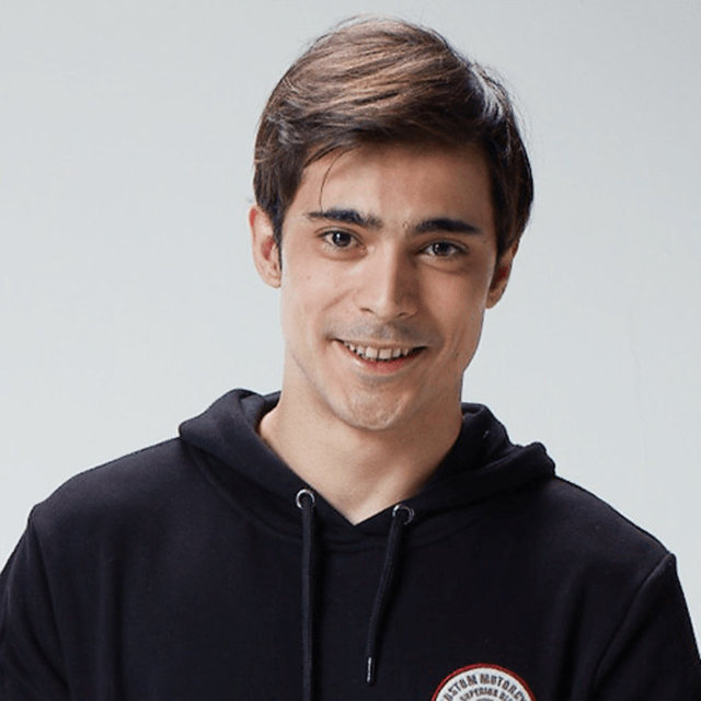 METİN (DOĞAÇ YILDIZ) - Hikmet'in oğludur. Tuğçe ile aynı okula gitmektedir, Tuğçe'nin en yakın arkadaşıdır. Başarılı, zeki ve yakışıklı bir delikanlıdır, ailesine bağlıdır. İçten içe Tuğçe'yi sevmektedir, onu korumak için her şeyi yapar.  - Doğaç Yıldız Kimdir? - 1991 yılında tiyatro sanatçısı bir ailenin tek oğlu olarak dünyaya geldi. İstanbul doğumlu olan oyuncu anne ve babası vasıtasıyla çok küçük yaşlardan itibaren oyunculuğu yakından takip etti. 8 yaşındayken ödüllü bir İsviçre yapımı film ile ilk deneyimini kazanan oyuncu, lise yıllarında rol aldığı İki Aile dizisinden sonra oyuncu olmaya ve tiyatro okumaya karar verdi. 2015 yılında mezun olduktan sonra Kertenkele ve Muhteşem Yüzyıl Kösem dizisinde rol aldı. Yine aynı dönemde Adana ve Antalya film ödüllerinden ödülle dönen "Kar" filminde Bekir rolünü canlandırmıştır. Aynı zamanda aktif olarak tiyatro yapan genç oyuncu 2016 yılında oynadığı "Woyzeck" oyunuyla "en iyi genç yetenek" ödülüne layık görülmüştür. - Doğaç Yıldız'ın Oynadığı Diziler - Yuvamdaki Düşman / Metin / 2018 - Muhteşem Yüzyıl Kösem / 2017 - Kertenkele / 2015 - Eyvah Halam / 2015 - Gece Gündüz / 2008 - İki Aile / 2006 - Tatlı Hayat / 2001 - Doğaç Yıldız'ın Oynadığı Filmler - I Am You / 2017 - En İyi Arkadaşım Evleniyor / 2017 - Kar / 2016 - Beck's Letzter Sommer / 2014 - Pek Yakında / 2013 - Aşk-ı Suzan / 2012