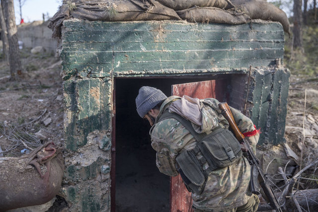 AA'nın haberine göre; terör örgütü tarafından Burseya Dağı'nda beton sığınaklar inşa edip bunları betonarme irtibat hendekleri, yer yer kalıp betonla güçlendirilmiş tünellerle birbirine bağladığı ve savunma için direnç merkezi haline getirdiği tespit edildi. 90 cm beton kalınlığı bulunan mevziler tespit edildi.