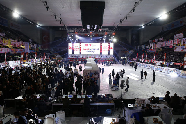 Ankara Spor Salonunda düzenlenen kurultayın son gününde, kayıtlı bin 226 delege, 60 kişilik PM ve 15 kişilik YDK üyelikleri için oy kullanacak. 